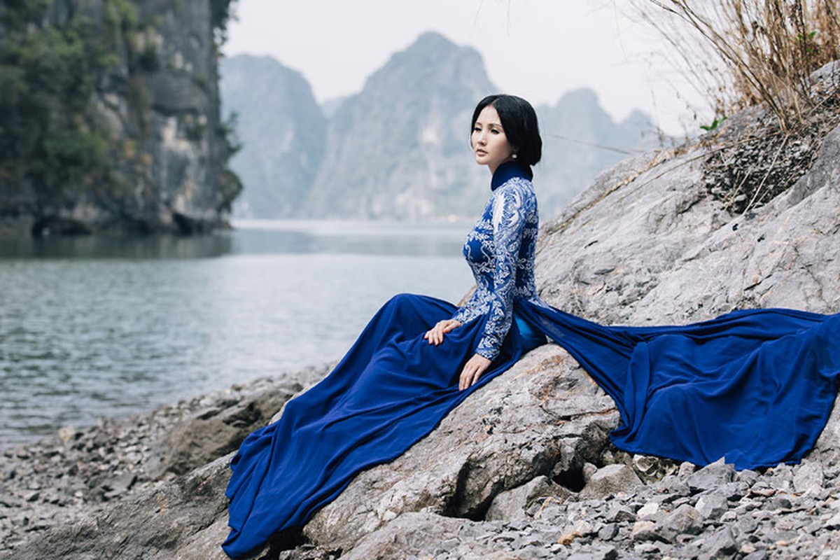 Hoa hau Suong Dang thuot tha ao dai o Ha Long